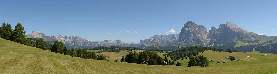 Die Seiser Alm mit den Geisler-, Puez und Cirspitzen, sowie Sella- und Langkofelgruppe