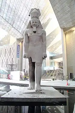 Statue Ramses’ II. an ihrem neuen Aufstellungsort