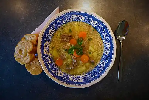 Rindfleischsuppe mit Gerstengraupen, Kartoffeln und Suppengemüse