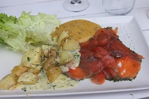 Graved Lachs mit Dill-Kartoffeln und Senfsoße