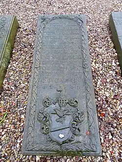liegender Gabstein auf dem Jüdischen Friedhof