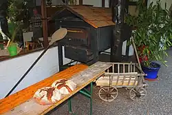 Gasthof Grottenhof wird Brot im Holzofen gebacken