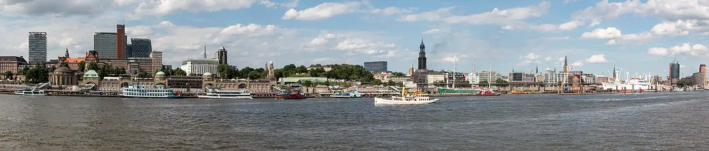 Die Landungsbrücken mit Museumsschiffen Schaarhörn, Rickmer Rickmers und Cap San Diego
