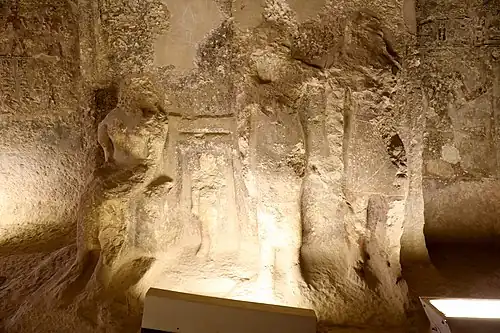 Statuen der Familie des Kaichent an der Ostwand