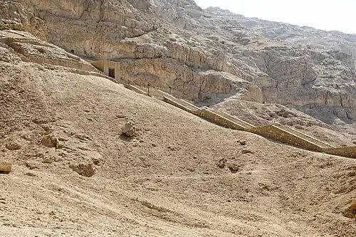 Treppe zu den Gräbern der A-Gruppe