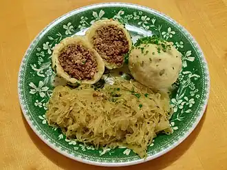 Hascheeknödel mit Sauerkraut
