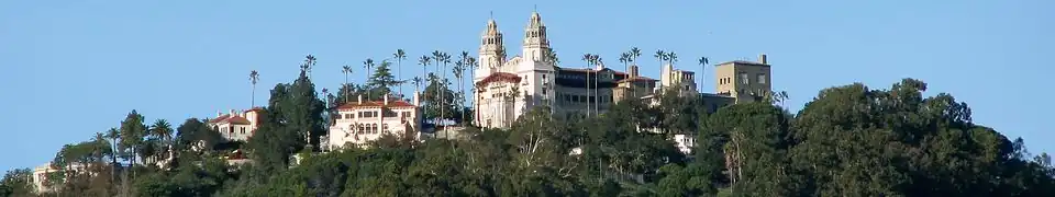 Hearst Castle, von der California State Route 1 aus gesehen