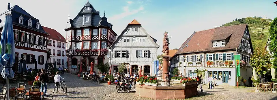 Panorama am Marktplatz (Ostseite): Das prachtvolle Fachwerkhaus mit den beiden Erkern ist die ehemalige Liebig-Apotheke. Rechts oben auf dem Berg ist die Starkenburg zu sehen.