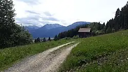 Ein Wanderweg, der an einem Stadel vorbeiführt
