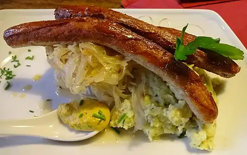 Hofer Bratwürste mit Sauerkraut und Kartoffelstampf