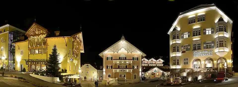 Nächtliches Panorama des Stetteneck Platz am oberen, bzw. westlichen Ende der Fußgängerzone.Zu sehen sind von links nach rechts die Hotels Adler Dolomiti, Cavallino Bianco und Stetteneck.