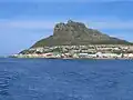 Die Stadt Hout Bay mit dem Skoorsteenberg (540 m)