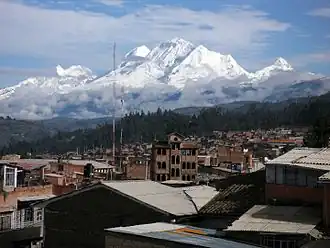 Die Stadt Huaraz mit dem Nevado Huandoy (6395 m), Nevado Huascaran (6768&nbsp;m) und Nevado Chopicalqui (6354 m; von links nach rechts)
