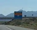 mit dem Grenzschild von Kalifornien nach Arizona