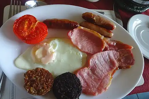 Tomate, Würstchen, Schinken, schwarze und weiße Grützwurst und Spiegelei