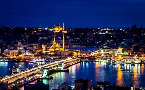 die Galata-Brücke bei Nacht