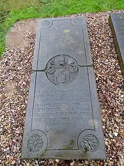 liegender Gabstein auf dem Jüdischen Friedhof