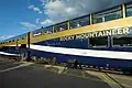 Zwei Gold Leaf Panoramawagen des Rocky Mountaineer
