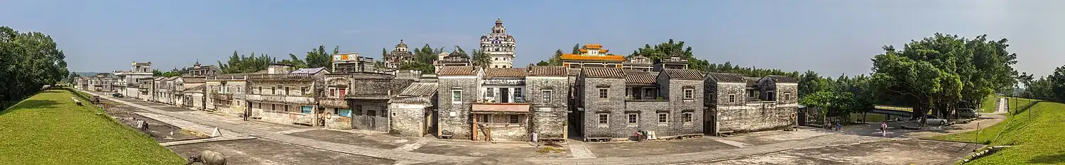 Das Dorf Jinjiangli mit seinen drei Diaolous im Hintergrund