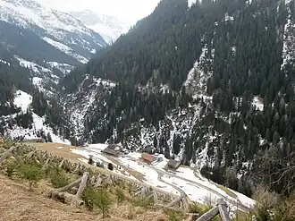 Gehöft in Hanglage