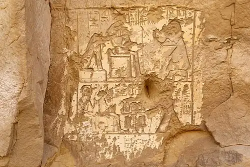 ʿAnena betet Horus von Edfu und Horus, Herr der Wüste, an.