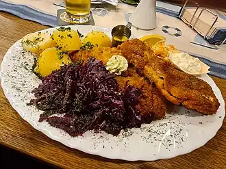 Karpfen gebraten mit Rotkraut und Salzkartoffeln