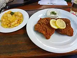 Karpfenfilet im Mohnmantel mit Erdäpfelsalat