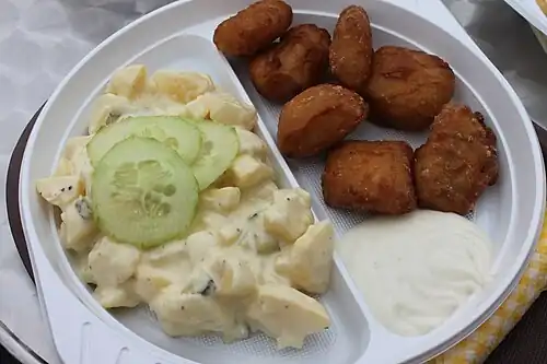 Kibbeling mit Kartoffelsalat und Remoulade