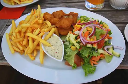 Kibbeling mit Pommes, Remoulade und Salat