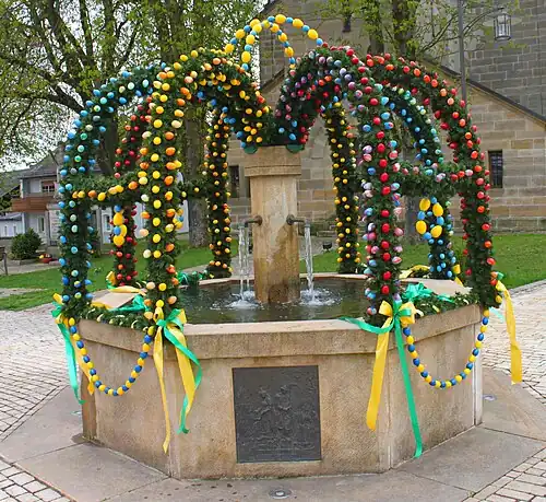 Osterbrunnen vor St. Ägidius