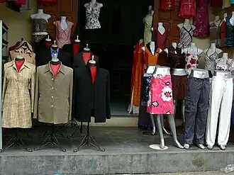 Kleider nach Maß im Schneiderladen