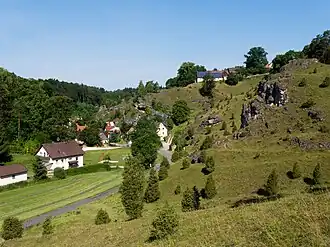 mit Wacholderhängen