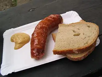 Klobása s chlebem a hořčicí - Wurst mit Brot und Senf