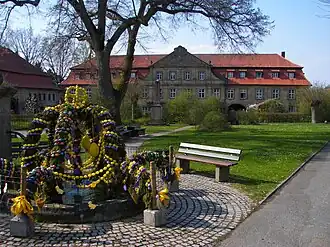 Ökonomiehof in Kloster Langheim mit Osterbrunnen