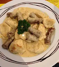 Kniddelen und Wäinzoossiss in Moschterzooss - Mehlknödel mit groben Bratwürsten in Senfsoße