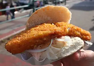 Knusperfilet mit Remoulade und Zwiebeln