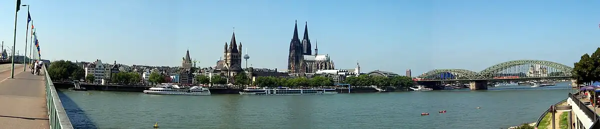Köln - Blick von der Deutzer Brücke auf die Altstadt mit Groß St. Martin, Kölner Dom und Hohenzollernbrücke
