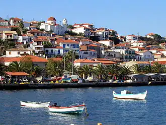 Koroni mit Hafenpromenade