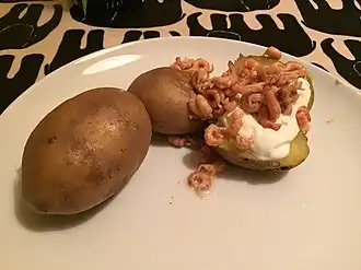 Pellkartoffeln mit Krabben und Sauerrahm