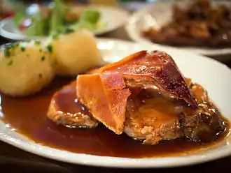Schweinekrustenbraten mit Dunkelbiersoße und Spotzn
