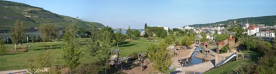 Park am Mäuseturm zwischen Hauptbahnhof, Rheinradweg und Rhein. Vorne die Spielburg, hinter dem Stadtzentrum die Burg Klopp.