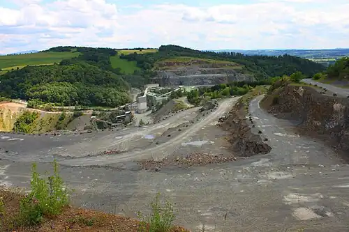 Bergbau, auch heute noch, Steinbruch zum Abbau von Diabas-Hartgestein