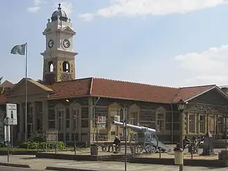 Stadthalle mit Touristinformation im Zentrum der Stadt.