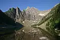 Der Lake Agnes mit dem Mount Whyte (2983 m) in der Mitte und Mount Niblock (2.976 m) rechts