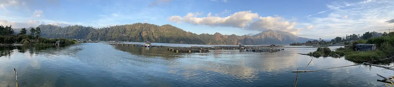 Die Batur-Seen am nördlichen Ende, vom Restaurant Warung D'PONDOK aus gesehen