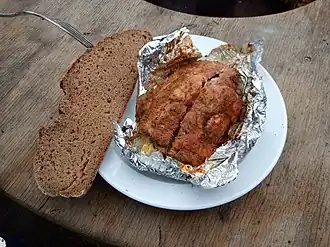 Lakefleisch mit Brot
