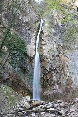 und endet am Wasserfall des Brandisbachs