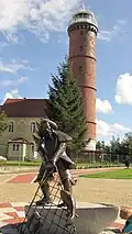 Fischerdenkmal vor dem Leuchtturm