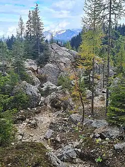 von Steinblöcken