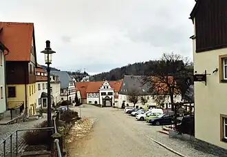 Blick auf den Markt mit Schloss im Hintergrund